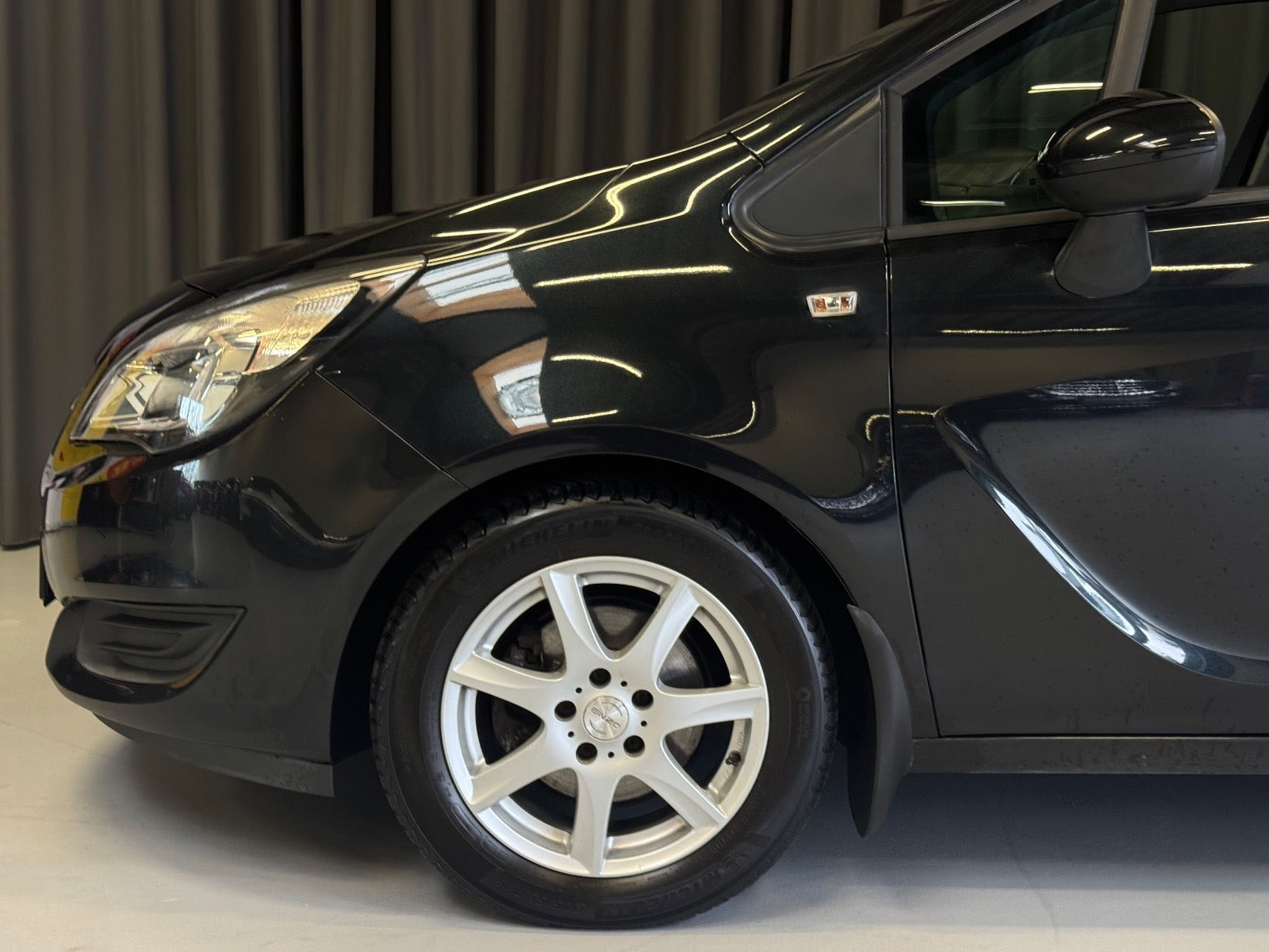 Sort Opel Meriva fra 2015