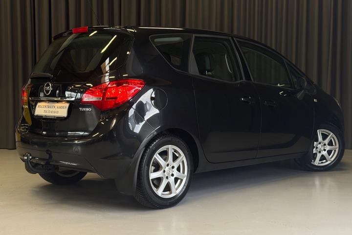 Sort Opel Meriva fra 2015