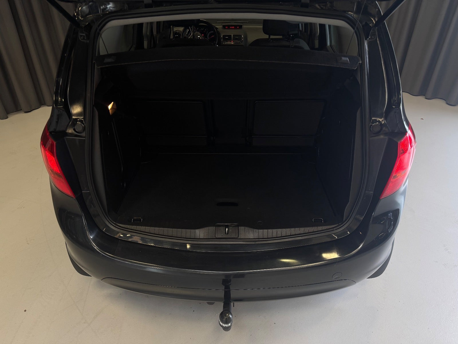 Sort Opel Meriva fra 2015