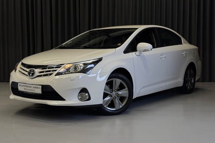 Hvid Toyota Avensis fra 2014