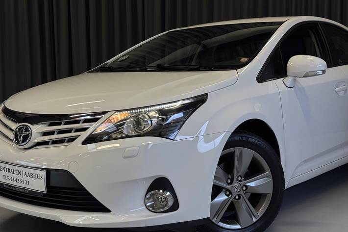 Hvid Toyota Avensis fra 2014