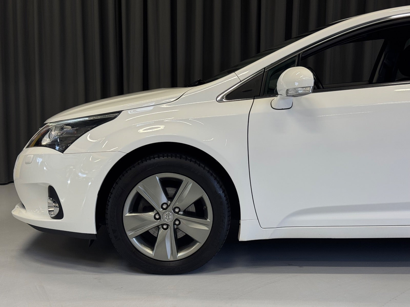 Hvid Toyota Avensis fra 2014