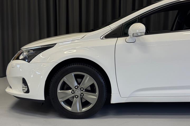 Hvid Toyota Avensis fra 2014