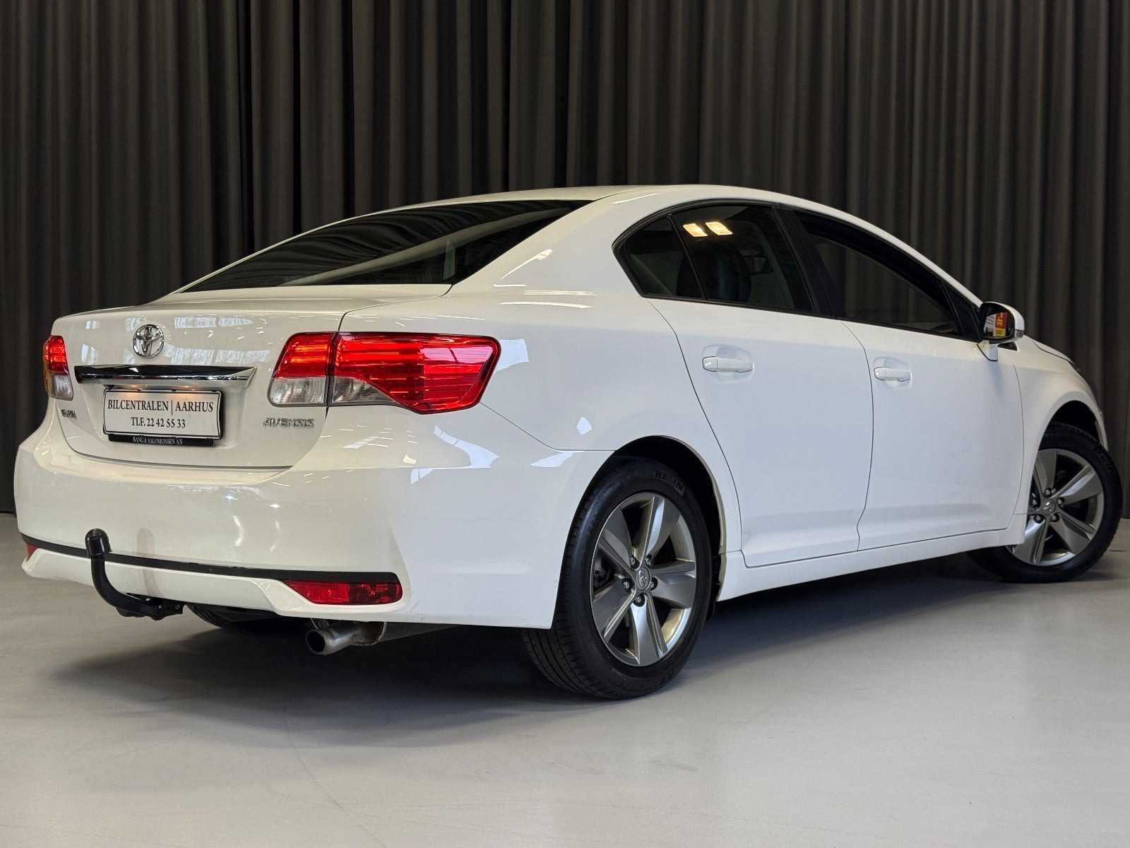 Hvid Toyota Avensis fra 2014