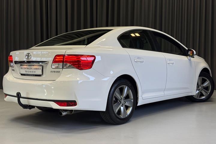 Hvid Toyota Avensis fra 2014