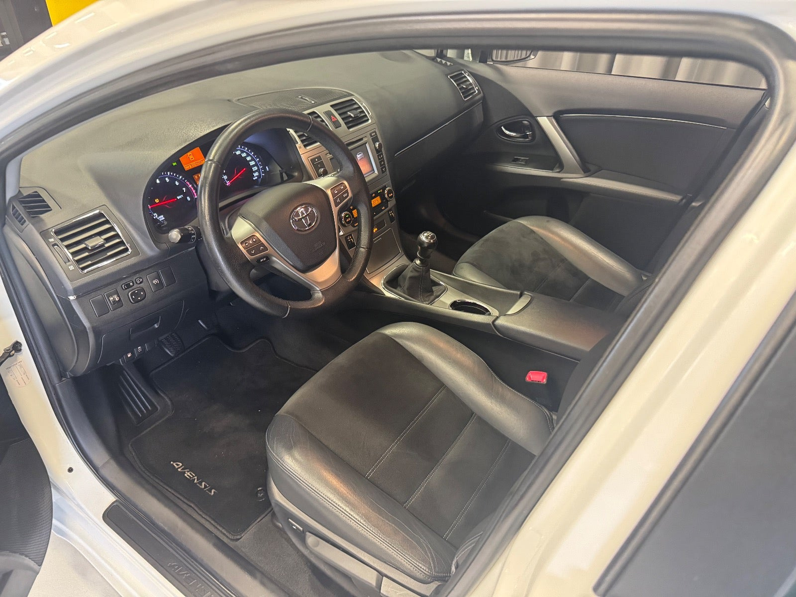 Hvid Toyota Avensis fra 2014
