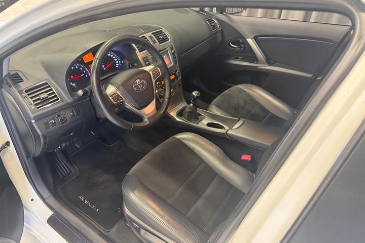Hvid Toyota Avensis fra 2014