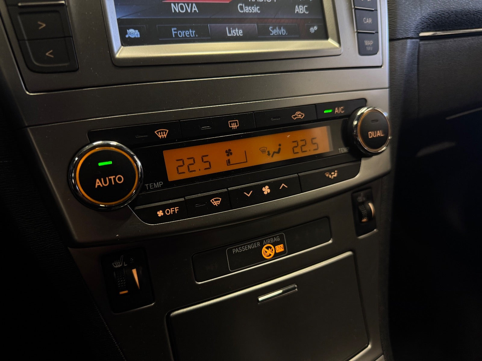 Hvid Toyota Avensis fra 2014