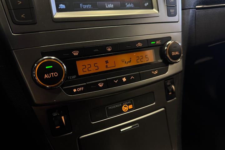 Hvid Toyota Avensis fra 2014