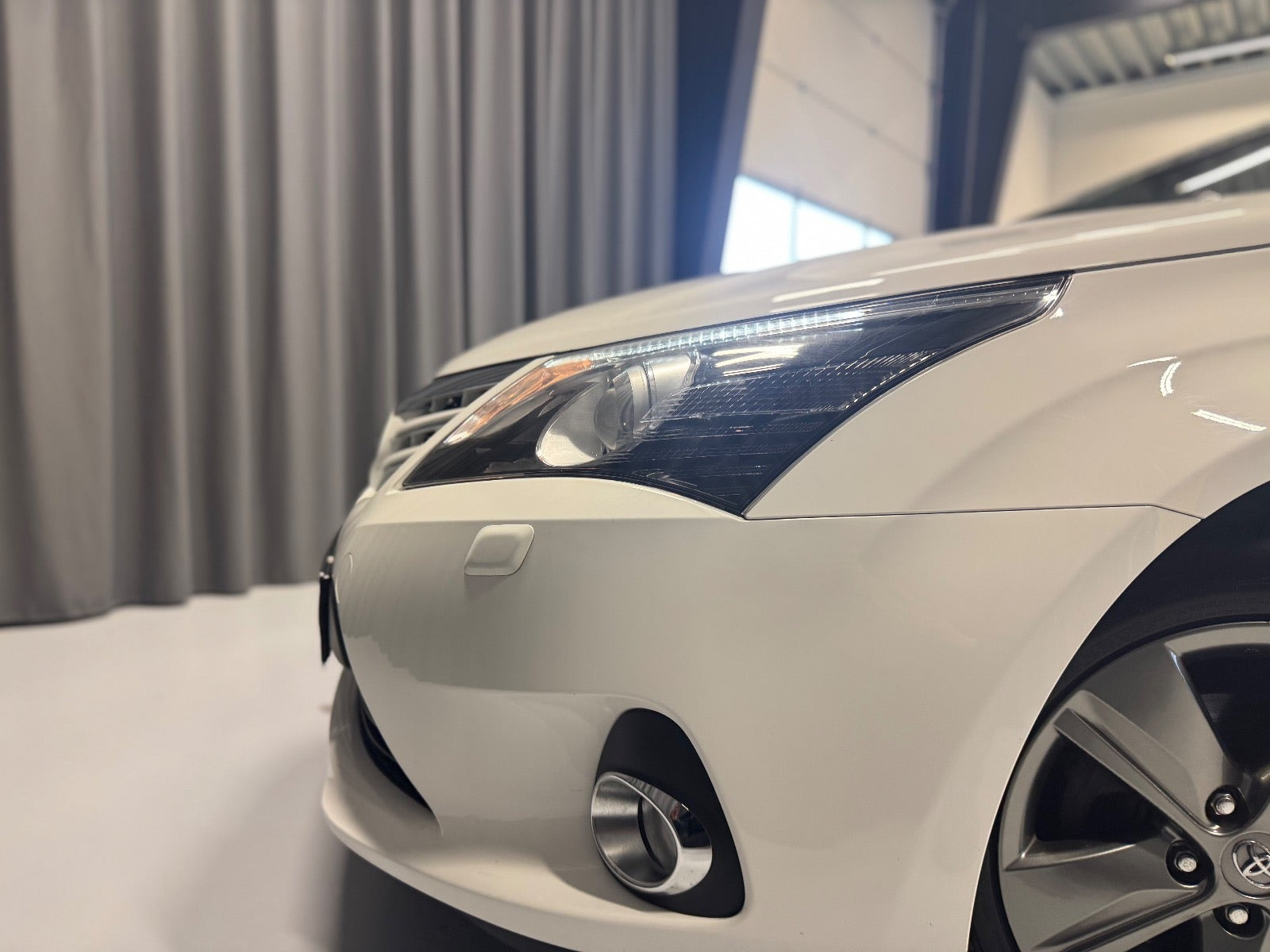 Hvid Toyota Avensis fra 2014