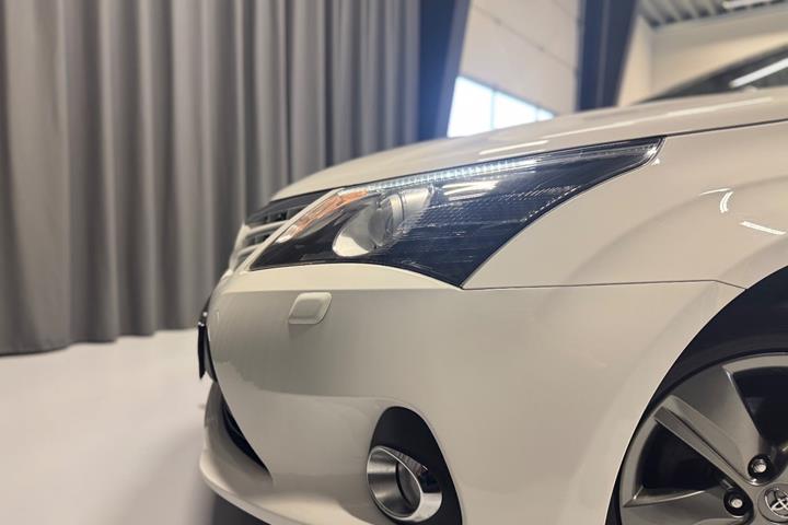 Hvid Toyota Avensis fra 2014