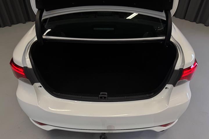 Hvid Toyota Avensis fra 2014