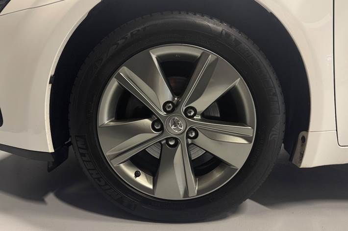 Hvid Toyota Avensis fra 2014