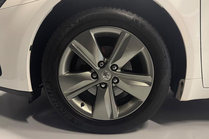 Hvid Toyota Avensis fra 2014