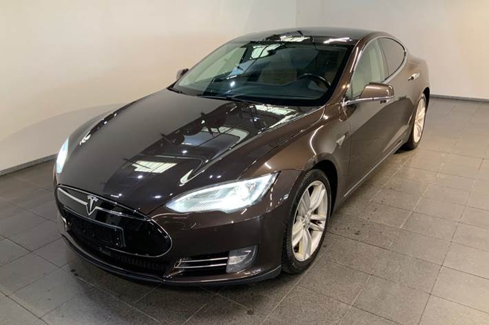Brun Tesla Model S fra 2014