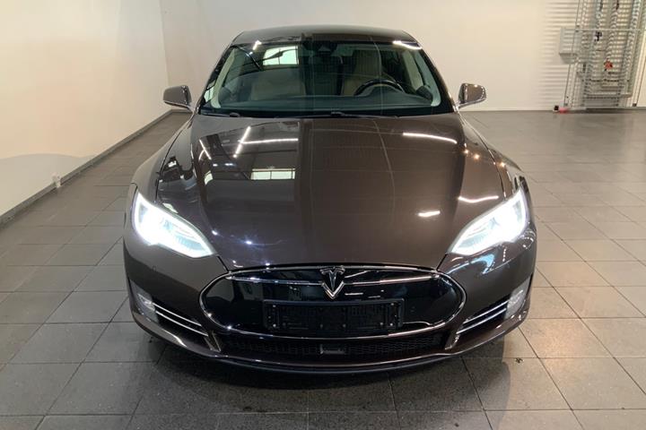 Brun Tesla Model S fra 2014