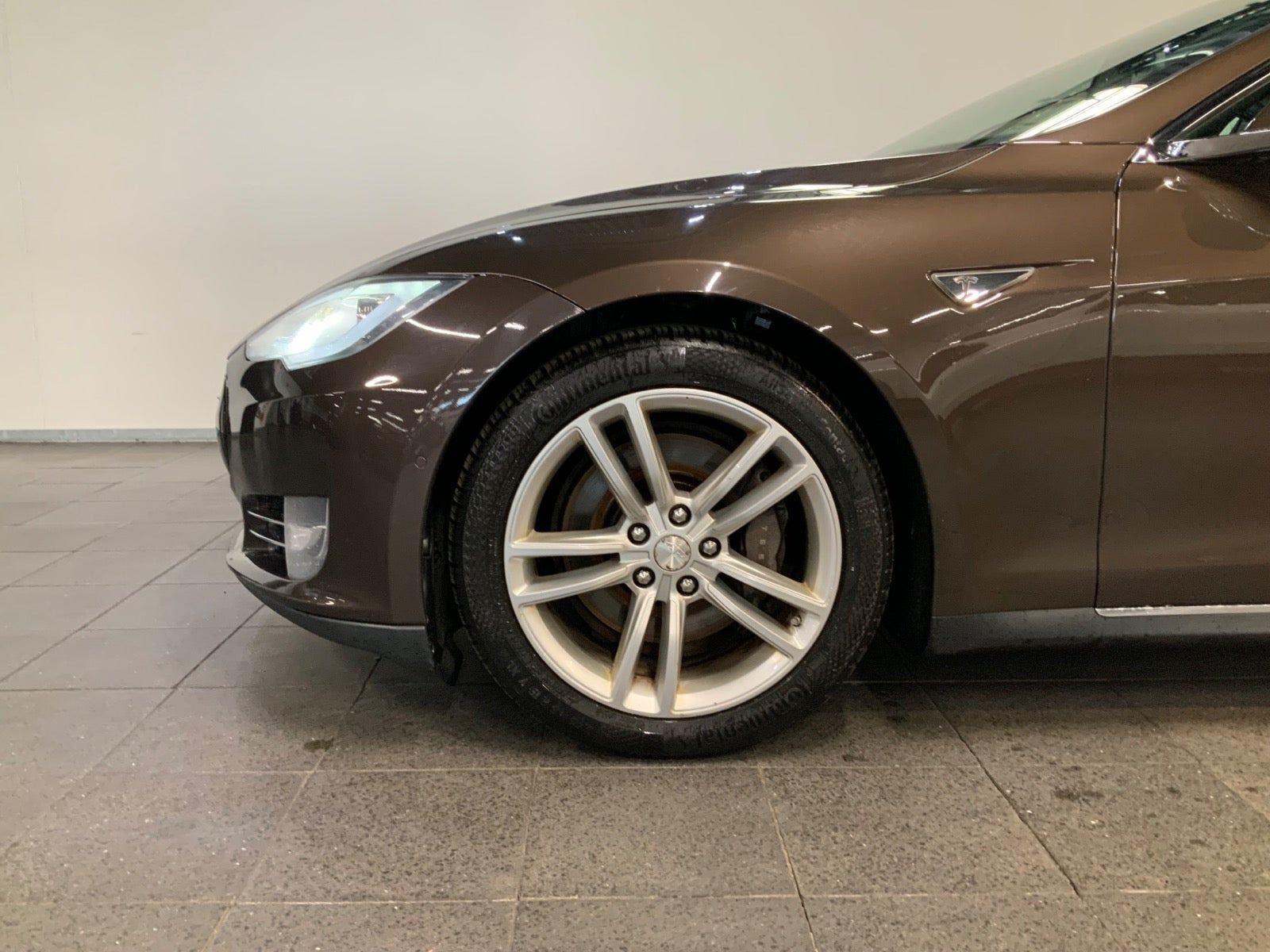 Brun Tesla Model S fra 2014