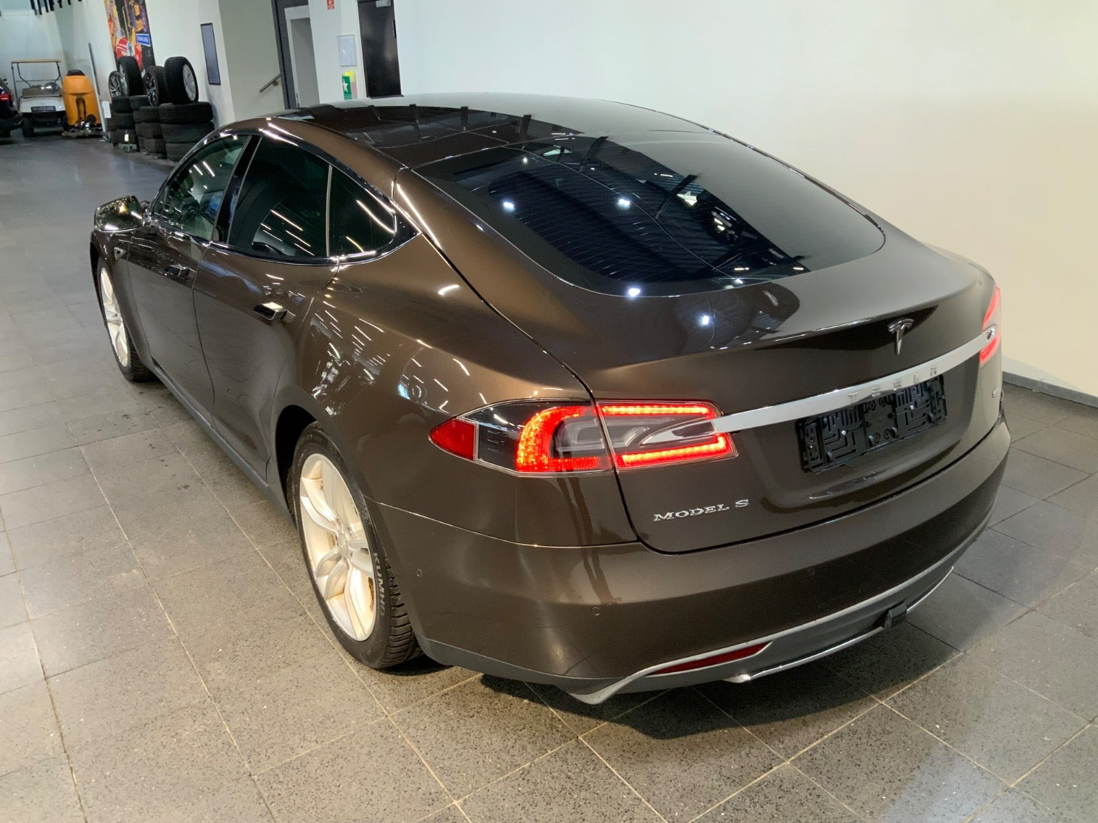 Brun Tesla Model S fra 2014