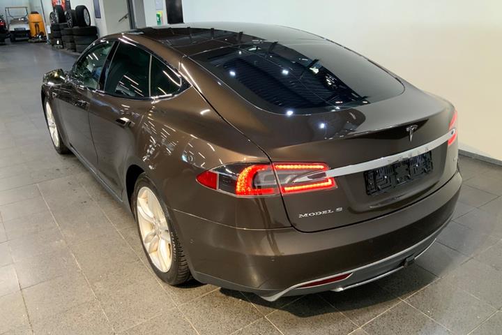 Brun Tesla Model S fra 2014