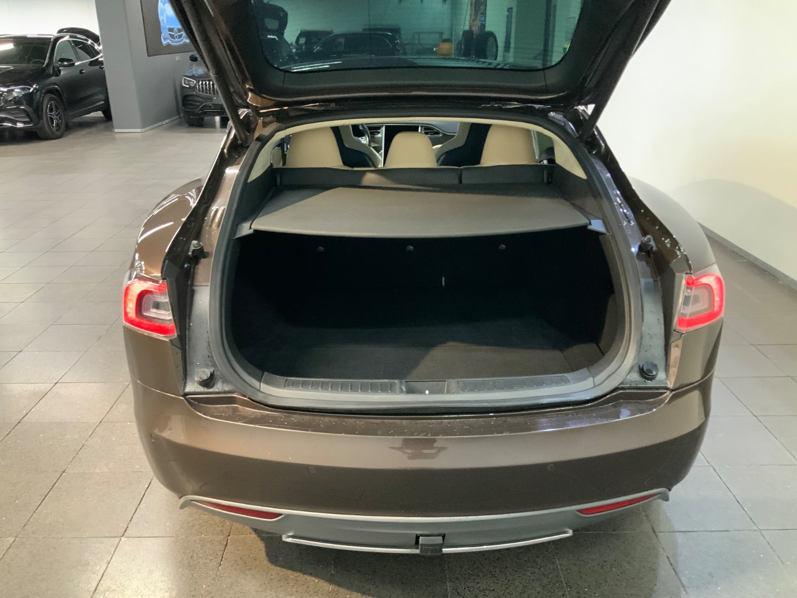 Brun Tesla Model S fra 2014