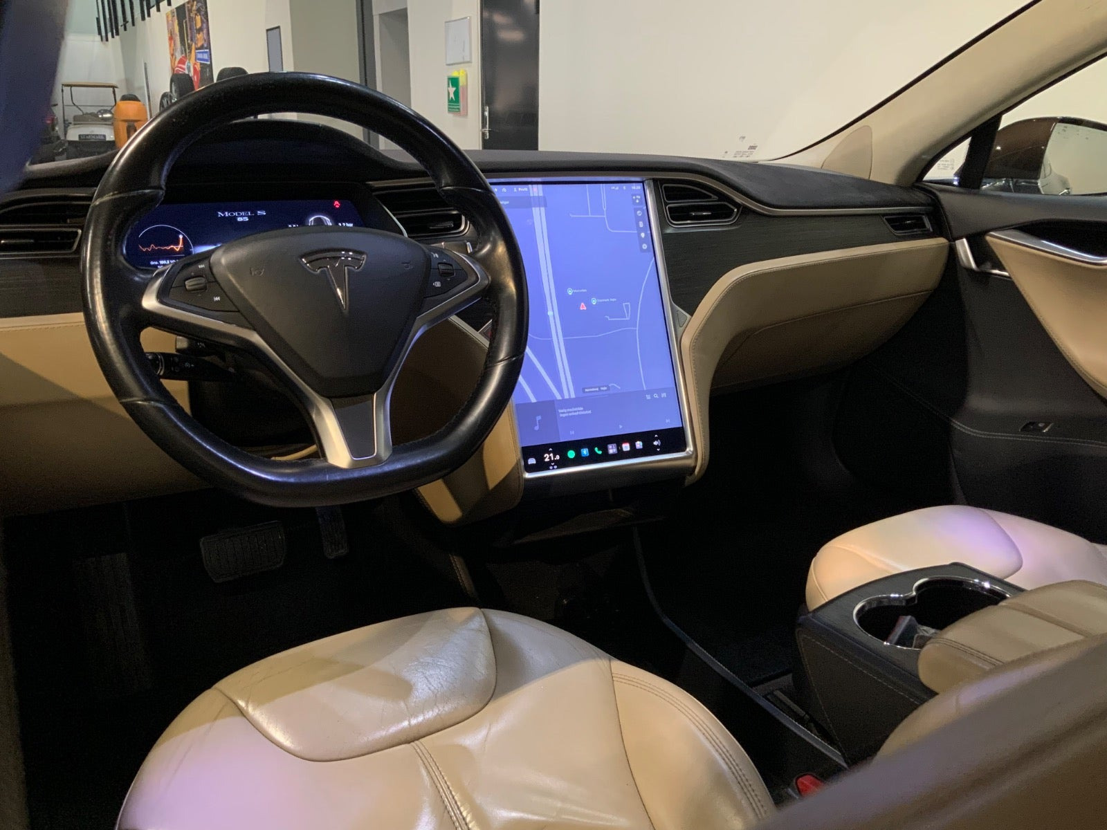Brun Tesla Model S fra 2014