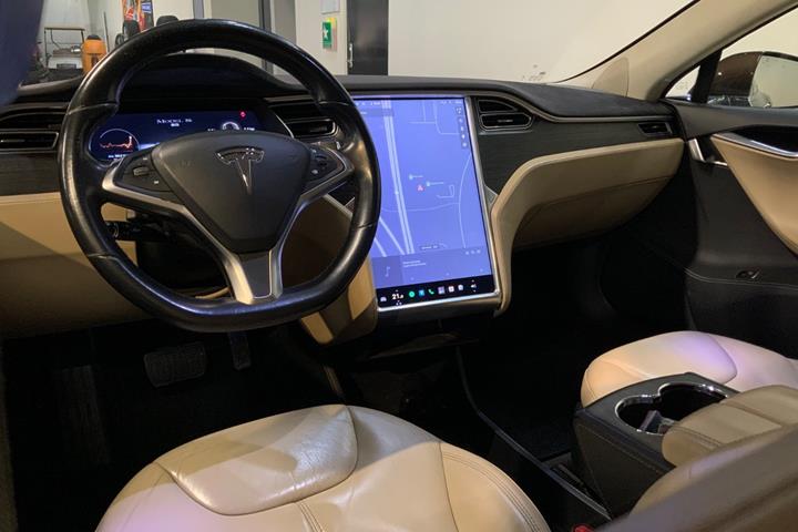 Brun Tesla Model S fra 2014