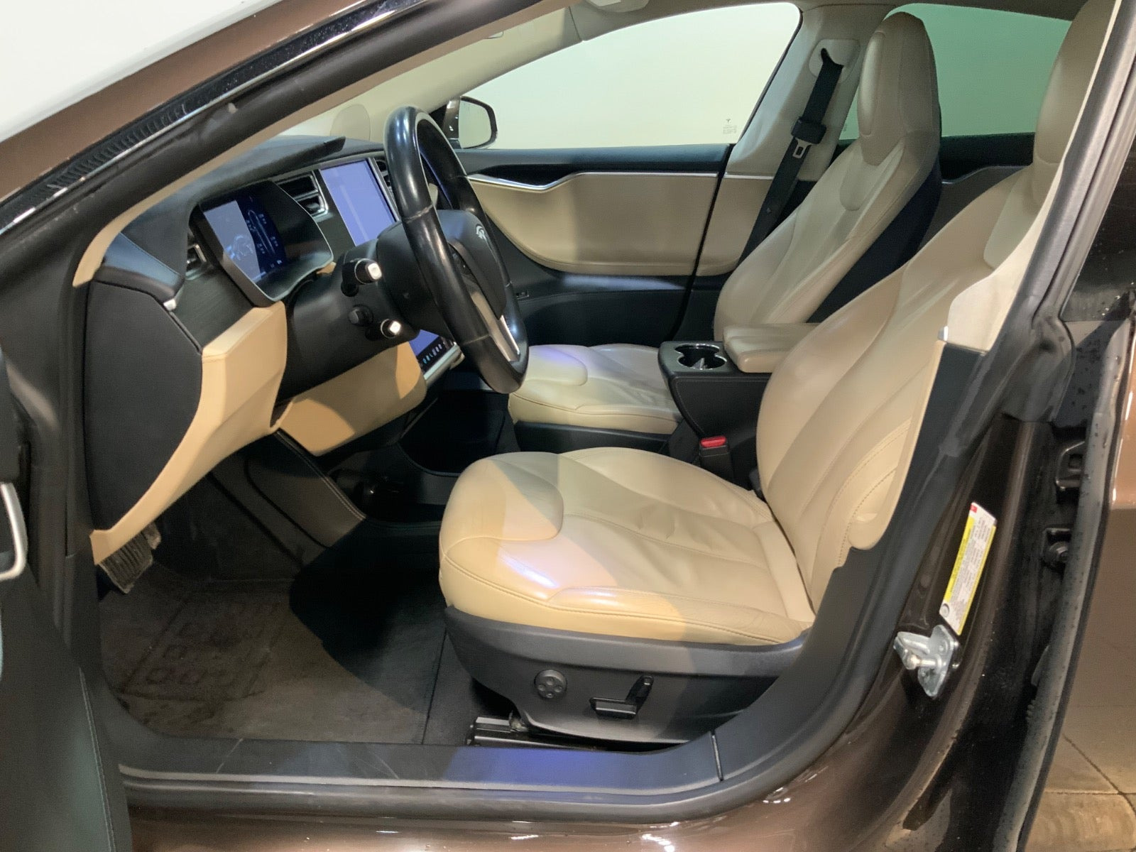 Brun Tesla Model S fra 2014