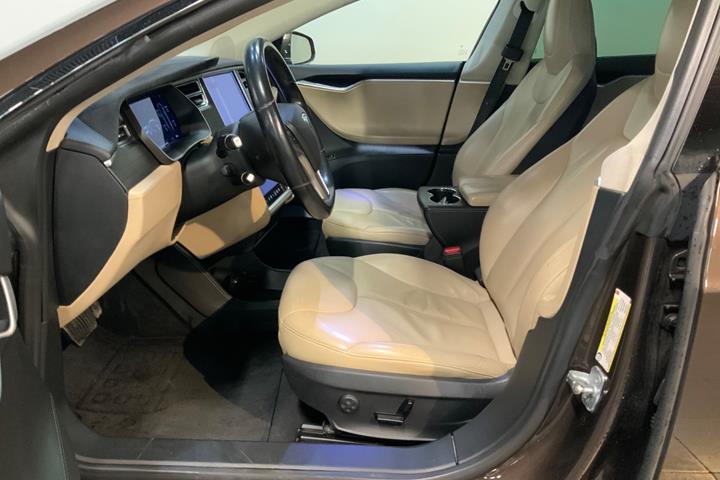 Brun Tesla Model S fra 2014