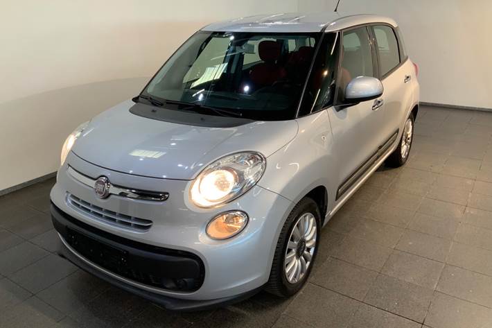 Sølv Fiat 500L fra 2012 set udefra