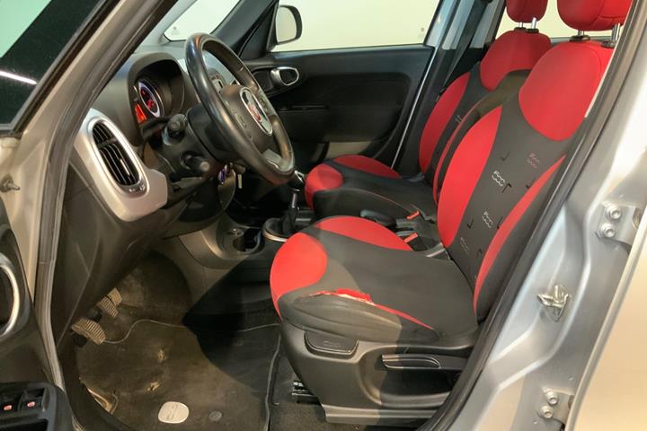 Sølv Fiat 500L fra 2012