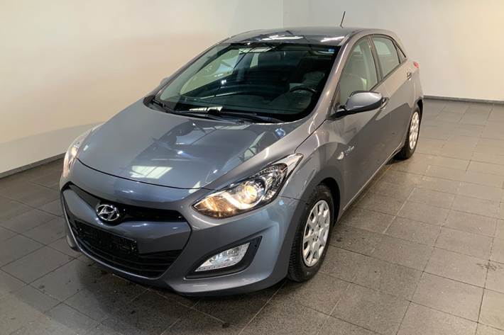 Grå Hyundai i30 fra 2012 set udefra