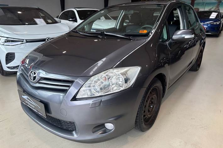Grå Toyota Auris fra 2010 set udefra