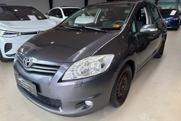 Grå Toyota Auris fra 2010 set udefra