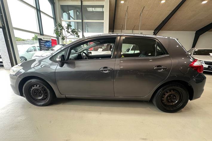 Grå Toyota Auris fra 2010