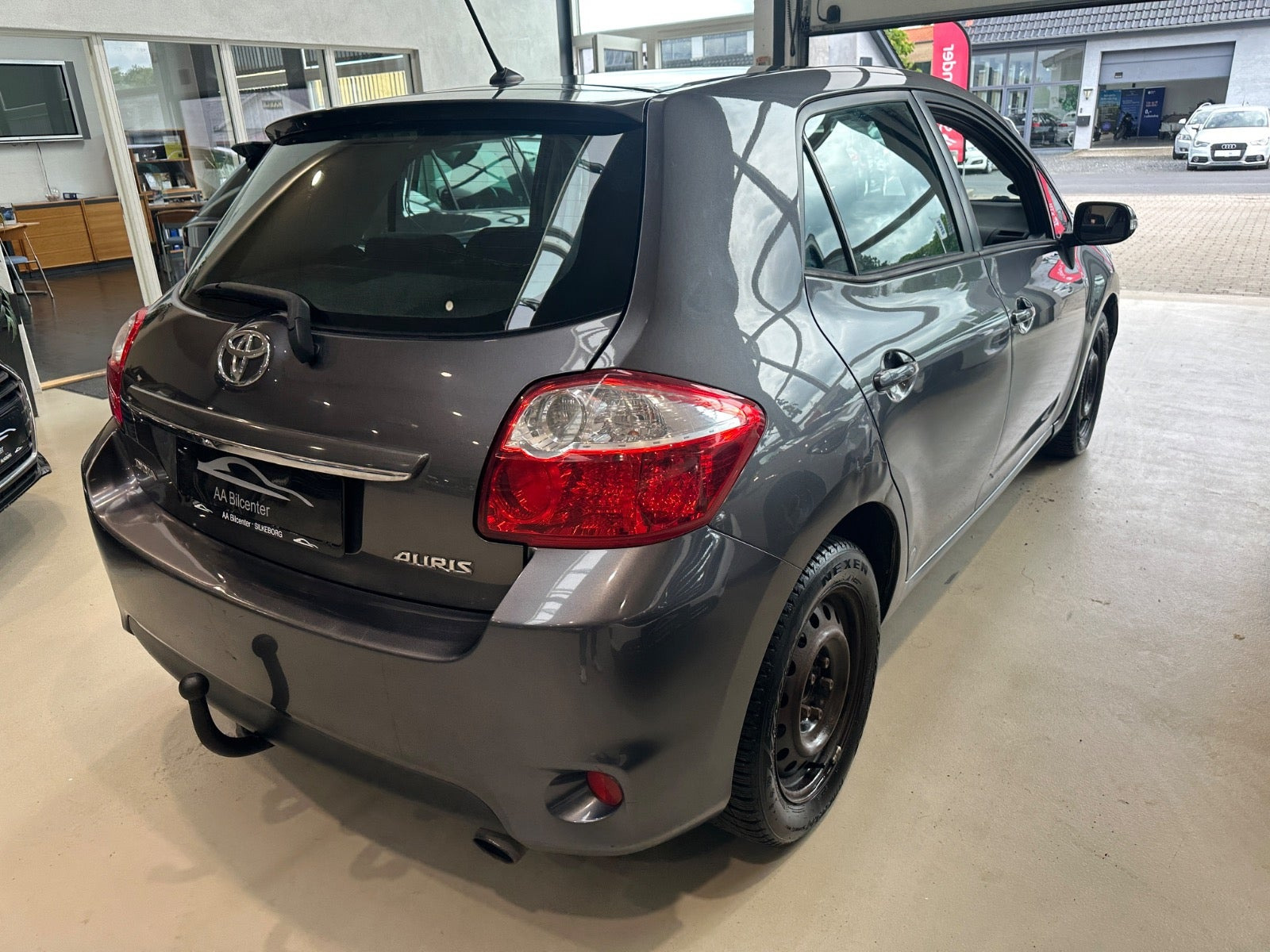 Grå Toyota Auris fra 2010