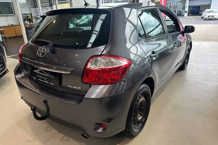 Grå Toyota Auris fra 2010