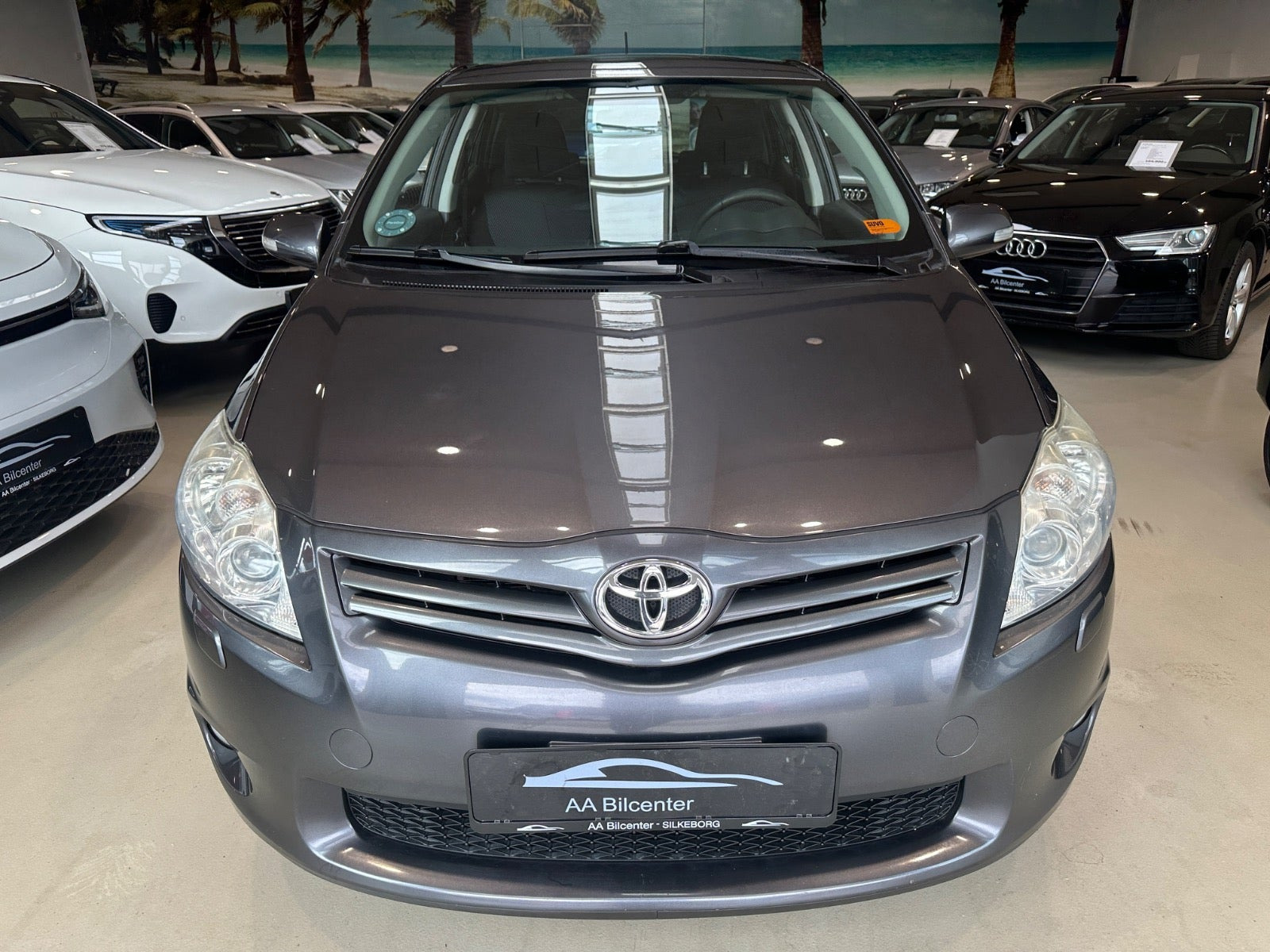 Grå Toyota Auris fra 2010