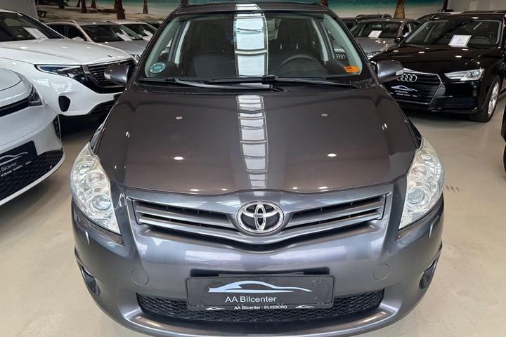 Grå Toyota Auris fra 2010