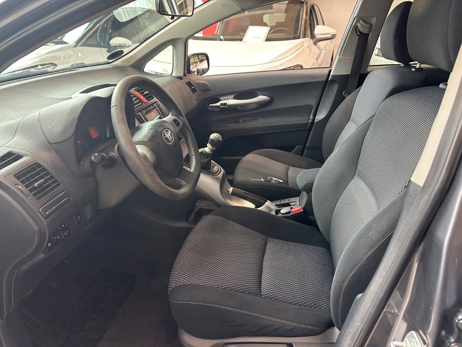 Grå Toyota Auris fra 2010