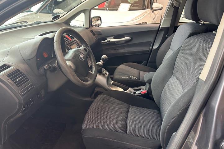 Grå Toyota Auris fra 2010
