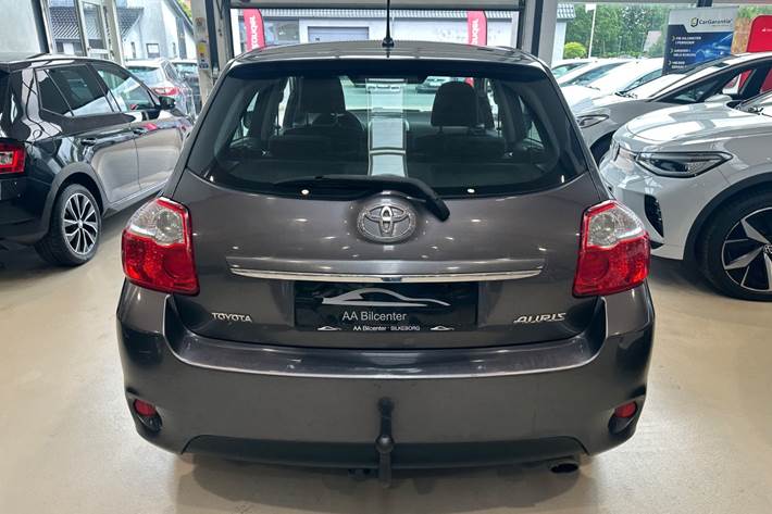 Grå Toyota Auris fra 2010