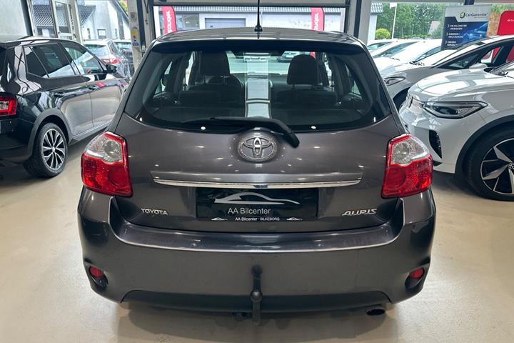 Grå Toyota Auris fra 2010