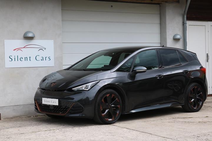 Grå Cupra Born fra 2023 set udefra