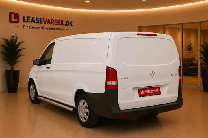Hvid Mercedes Vito 114 fra 2023