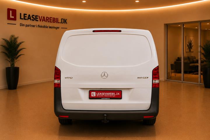 Hvid Mercedes Vito 114 fra 2023