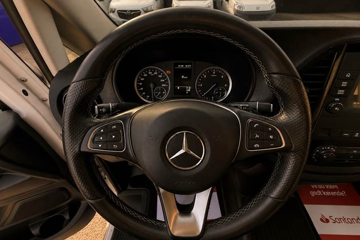 Hvid Mercedes Vito 114 fra 2023