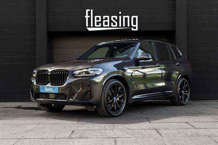 Grå BMW X3 fra 2022 set udefra