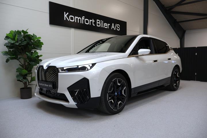 Hvid BMW iX fra 2022 set udefra