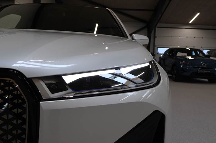 Hvid BMW iX fra 2022