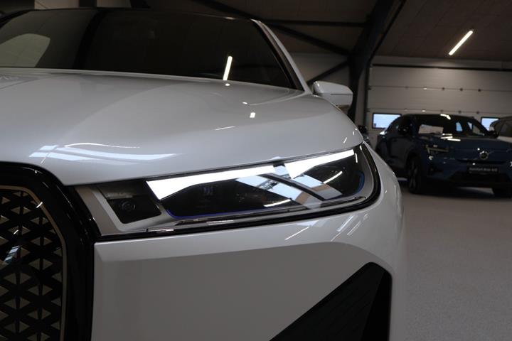 Hvid BMW iX fra 2022